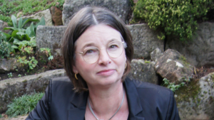 Annette Scheder präsentiert ihre Ausstellung "Die Sieben Todsünden" in Heubachs ehemaliger Synagoge.